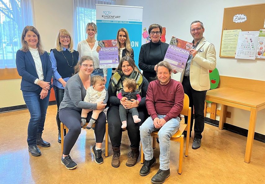 Besuch beim Frühchen-Treff in Klagenfurt: Jutta Hafner-Sorger (Präventionsstelle der Stadt Klagenfurt, Abteilung Gesundheit, Jugend und Familie), Gertrud Puaschitz und Verena Tscharf, Sarah Pucker (Leiterin der Unterabteilung Gesundheitsförderung, Land Kärnten), Landesrätin Beate Prettner und Stadtrat Franz Petritz (hinten v. l.) mit Lisa-Maria Wolf und Romina sowie Familie Juvan (vorne)